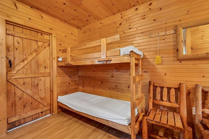 Cindy Bear™ Comfy Cabin Ci # (Pet-Friendly)-16